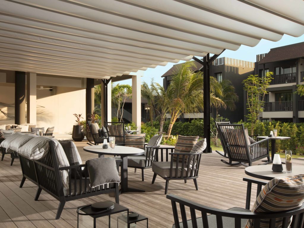 Azure bar- garden view-theshellseakrabi-luxuryresort